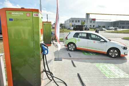 Energetická firma ČEZ za poslední rok zdvojnásobila počet rychlodobíjecích stanic pro elektromobily na 100. / Ilustrační foto