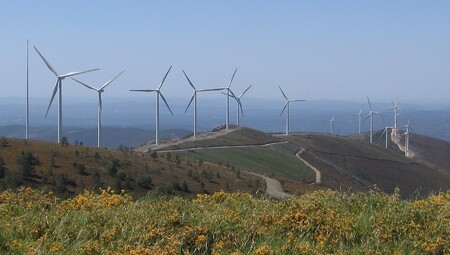 Díky deštivému a větrnému počasí produkovaly v březnu vodní a větrné elektrárny znatelně více elektřiny než obvykle. Portugalsko je ohledně zavádění obnovitelných zdrojů energie evropským pionýrem, napsala agentura AP. / Ilustrační foto větrného parku v Portugalsku