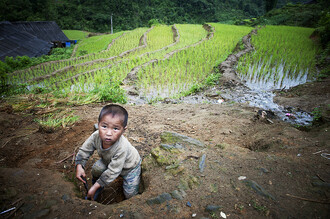 Na světě jsou desítky milonů dětí školního věku, které do školy vůbec nechodí. Přitom právě vzdělání je jedním z kroků, které mohou pomoci dostat se z chudoby. Na ilustračním snímku si dítě hraje nedaleko rýžového pole na vietnamském venkově