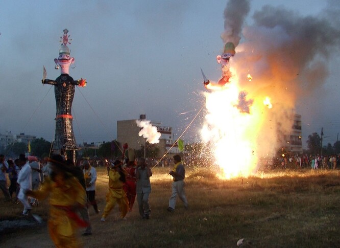 Svátek je provázen zapalováním pochodní a pálením figurín bájného krále démonů Rávany, což symbolizuje vítězství dobra nad zlem. Situaci může zkomplikovat i další hinduistický svátek díválí, jehož oslavy v polovině listopadu jsou také spojeny se zapalováním ohňů.