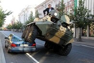 Vilniuský starosta drtí auto transportérem