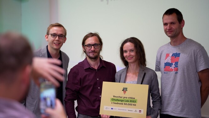 Vítězný tým Challenge labu s náměstkem hejtnama JMK Lukášem Dubcem. Vítězný tým Challenge labu s náměstkem hejtnama JMK Lukášem Dubcem.