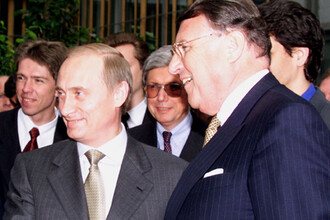 Vladimir Putin s německým lobbistou Klaisem Mangoldem v roce 2000.