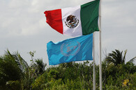 Vlajky Mexika a OSN při klimatické konferenci COP 16 v Cancunu