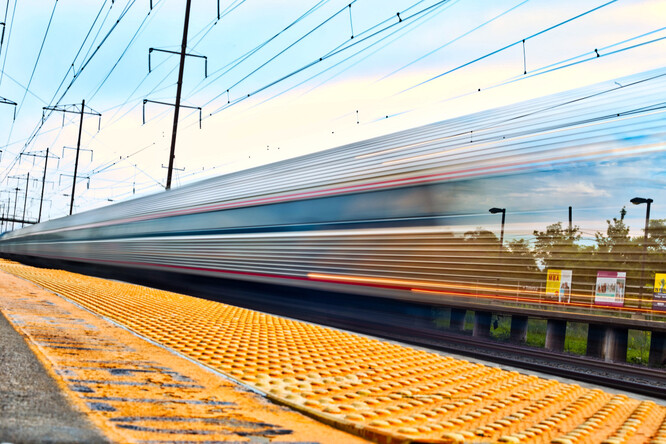 Vlaky na vysokorychlostní železnici v Česku by podle odhadů mohlo v budoucnu využívat přes 130 000 cestujících denně. Stát si od vysokorychlostních tratí slibuje především výrazné zkrácení jízdní doby.