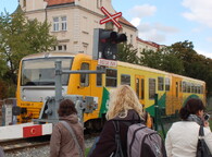 Vlak projíždějící Prahou
