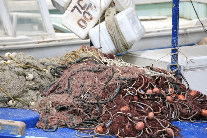 Rybářské náčiní je designováno k lovu mořských živočichů, a funguje tak i poté, co je ztraceno. Proto je chápáno jako typ plastového znečištění, který nejvíce poškozuje životní prostředí.