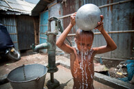 Dítě se polévá vodou v bangladéšské Dháce