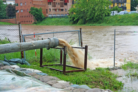 Dešťová voda svedená do běžné kanalizace může při silných srážkách dělat problémy. Například tím, že zahltí čistírnu odpadních vod a nečištěná voda odtéká do řek. Ilustrační snímek.