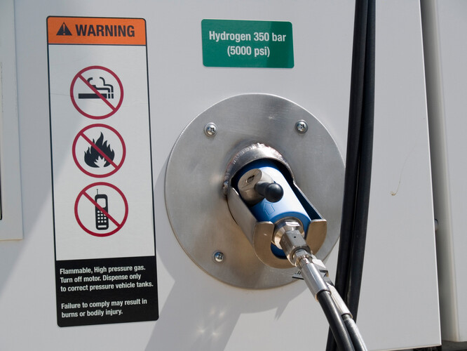 Čerpání vodíku do automobilu na palivové články