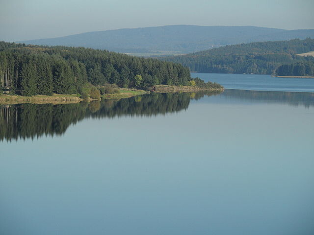 Voda je do úpravny dodávána z vodárenské nádrže Švihov a z ní pokračuje do vodojemu v Jesenici.