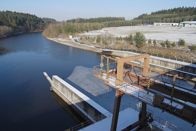 Vodní dílo Hněvkovice vzniklo v 80. letech 20. století pro potřeby jaderné elektrárny Temelín jako zásobárna chladicí vody.