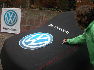 Atuomobilka se stala terčem kampaně ekologické organizace Greenpeace, která si vypůjčila reklamní slogan Das Auto a upravila dle svého.