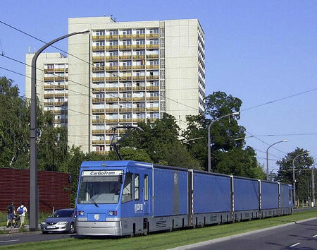 Návrh tzv. cargo tramvaje počítá s tím, že by speciálně upravené soupravy svážely odpad v nočních hodinách v hermeticky uzavřených obalech z několika sběrných míst na okrajích metropole. Na snímku CarGo tramvaj společnosti Volkswagen v německých Drážďanech.