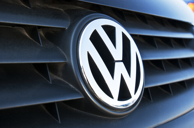 Volkswagen uvedl, že loni zvýšil odbyt elektromobilů v EU, Norsku a na Islandu o 64 procent na 472 300.