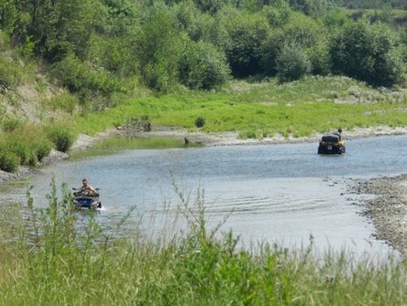 Čtyřkolkáři u řeky Bečvy