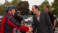 Ministr dopravy Vít Bárta se vítá s Michalem Křivohlávkem z Auto*Matu
