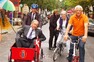 Velvyslanci vyjeli Vítu Bártovi naproti. V přilbě dánský velvyslanec Moesby, ve vozíku rakouský velvyslanec Ferdinand Trauttsmannsdorff, v oranžovém triku nizozemský velvyslanec Jan Henneman