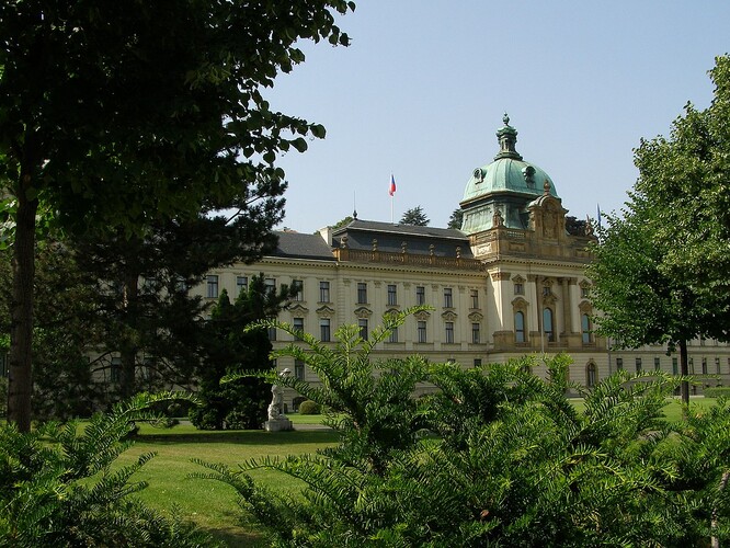 Zahrada Strakovy akademie bude zdarma otevřena během července a srpna každou sobotu od 10:00 do 18:00. Vstup je z Kosárkova nábřeží, návštěvníci musí projít bezpečnostním rámem.
