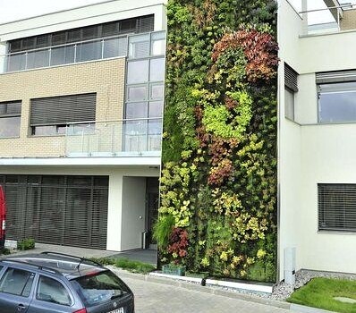 Vertikální zahrada je dominantním prvkem průčelí budovy Dinex Technologies.