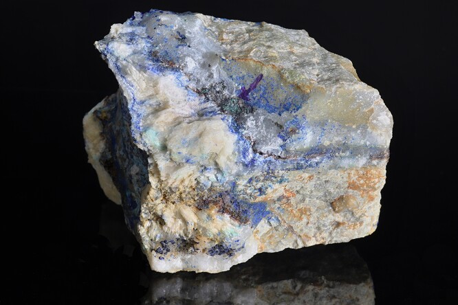 Vzorek křemene s barytem, modrým azuritem a sulfidy, mezi kterými je i zvěstovit.