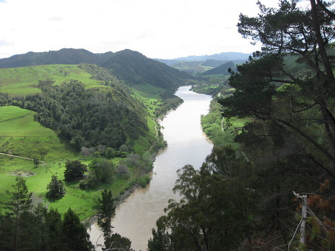 Novozélandská řeka Whanganui, poeticky nazývaná „Ta, jež plyne do moře“ -  kterou uctívá původní maorské obyvatelstvo - získala legální statut v únoru 2017.