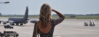 Žena sleduje letiště