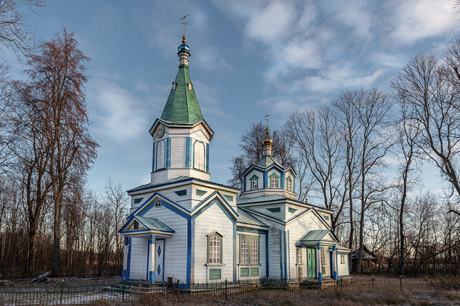 Dřevěný kostel na území rezervace.