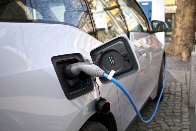 Údaje zahrnují automobily s čistě elektrickým pohonem a hybridní vozy, které umožňují dobíjet baterii z elektrické sítě.