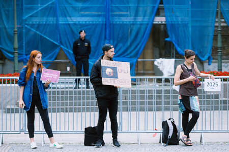 Na ilustračním snímku protest členů Extinction Rebellion před budovou vlády.