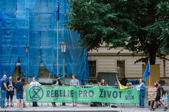 Protest před budovou úřadu vlády v Praze.