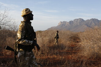 Afričtí rangeři, v buši doprovázející filmaře