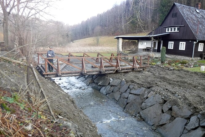 Opravený mostek s korytem toku v Tisové-Holčovicích na Jesenicku ve správě Lesů ČR. Opravený mostek s korytem toku v Tisové-Holčovicích na Jesenicku ve správě Lesů ČR.