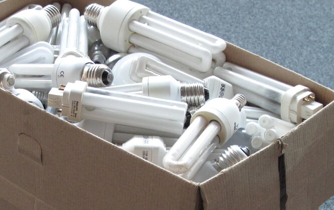 Podle společnosti je důležité, aby lidé správně likvidovali žárovky, které patří do speciálních sběrných nádob na světelné zdroje. Nesmí se tedy mísit s dalšími elektrospotřebiči. Žárovky mohou lidé odnést do sběrných dvorů v obcích, do obchodů s elektrem nebo k prodejcům světelných zdrojů.