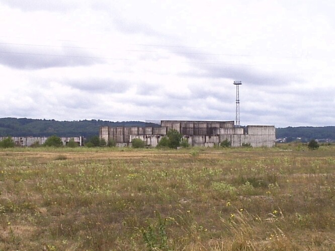 Jen 23 kilometrů od Slajszewa leží Žarnowiec, kde měla v době komunismu vzniknout první jaderná elektrárna v Polsku. Prestižní projekt započatý v 80. letech byl zastaven v roce 1990.
