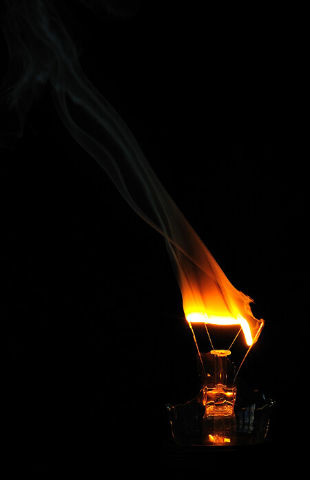 Klasická žárovka přemění většinu energie na teplo Klasická žárovka přemění většinu energie na teplo