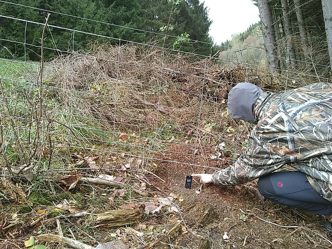 Vlkem podhrabaný plot o výšce zhruba 110 cm, bez ochrany proti podhrabání; Zdoňov, říjen 2018.