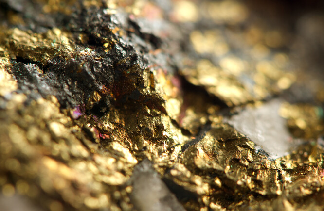 K omezení těžby by jako první mělo dojít v dolech, kde se těží pouze zlato. Zlato ale často doprovází těžbu mědi, a ta by se nejspíš těžila dál.