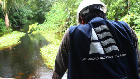 Úředník peruánského ministerstva životního prostředí sleduje znečištěný tok. Rok 2013. Úředník peruánského ministerstva životního prostředí sleduje znečištěný tok. Rok 2013.