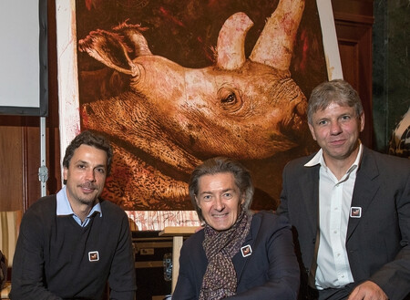 Malíř Anton Molnár u draženého obrazu spolu s vedoucím zahraničních projektů dvorské zoo Janem Stejskalem (vlevo) a Thomasem Hildebrandtem, zástupcem IZW Berlin.