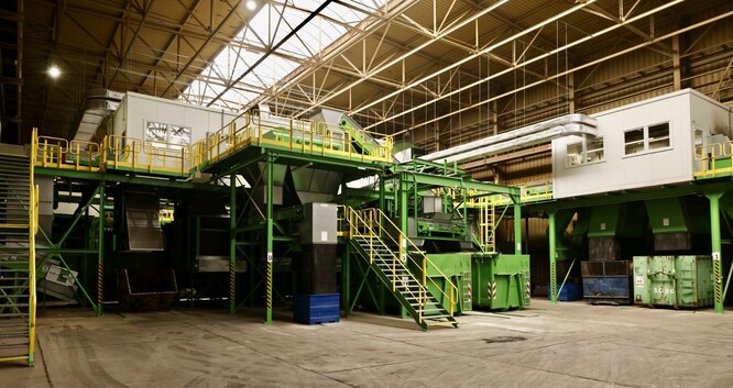 Nová automatická třídící linka směsných komunálních odpadů. Nová automatická třídící linka směsných komunálních odpadů.