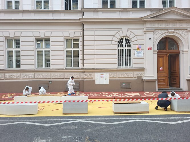 Asfalt art před ZŠ Grafická. Asfalt art před ZŠ Grafická.