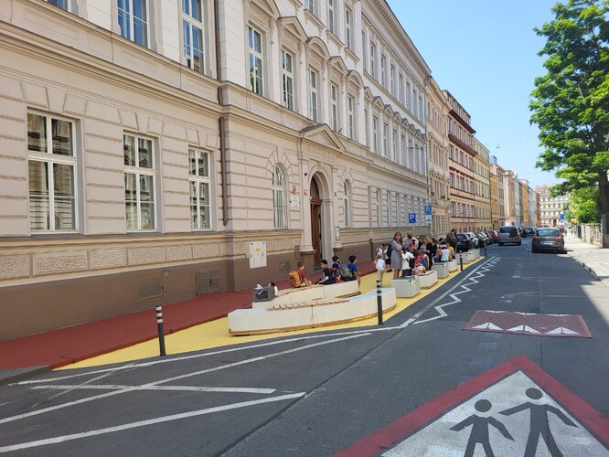 Asfalt art před ZŠ Grafická. Asfalt art před ZŠ Grafická.