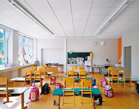 Správné osvětlení, vhodné akustické řešení, teplota a potřebná obměna čerstvého vzduchu v místnosti jsou stěžejní pro zdraví dětí a jejich učitelů.