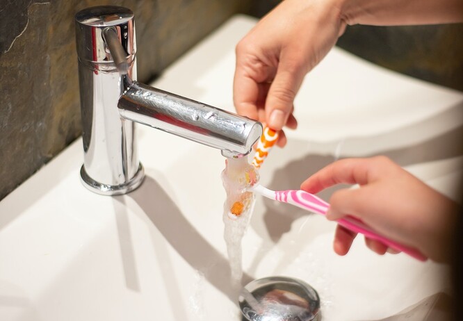 Čistíte si zuby s puštěnou vodou? Chyba.