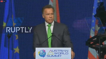 Na klimatické konferenci, kterou včera ve Vídni spolupořádal herec a bývalý guvernér amerického státu Kalifornie Arnold Schwarzenegger, zazněly důrazné apely na politiky, aby činili víc pro boj se změnami klimatu.