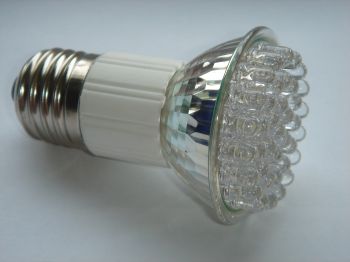 LED žárovka s 38 diodama