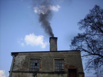 Kouřící komín rodinného domu