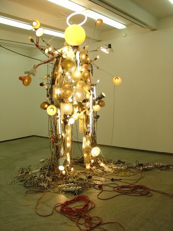 Výstava Krištofa Kintery, objekt "My light is your life"