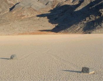 "Bludné kameny" v kalifornském Údolí smrti